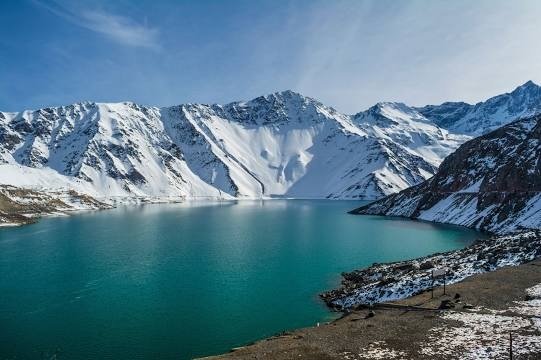 Discovering the Yeso Reservoir in the Andes Mountains with a snow tour